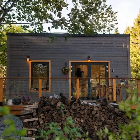 Glamping & Farm Zlate Podlesi - Slamacek V Sadu Ferienhaus *
